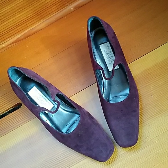 LORD & TAYLOR SUEDE HEELS! - Picture 3 of 8